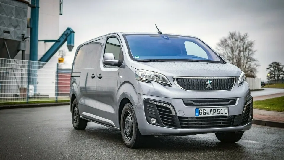 Modern Art: Der Peugeot Expert schöpft als E-Variante mit Chromapplikationen aus dem Vollen.