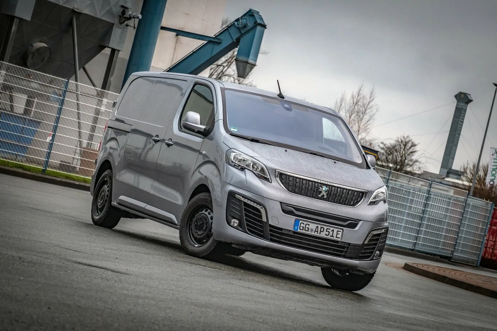 Modern Art: Der Peugeot Expert schöpft als E-Variante mit Chromapplikationen aus dem Vollen.
