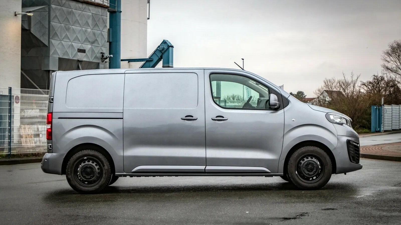 Weit soll es gehen: Bis zu 330 Kilometer Reichweite verspricht Peugeot für den e-Expert.