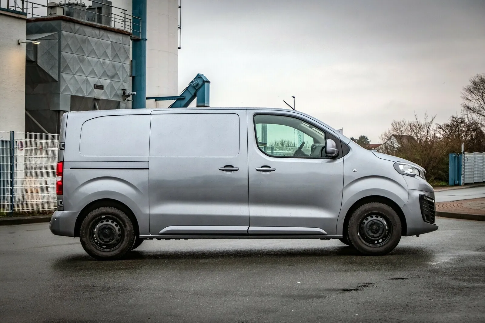 Weit soll es gehen: Bis zu 330 Kilometer Reichweite verspricht Peugeot für den e-Expert.