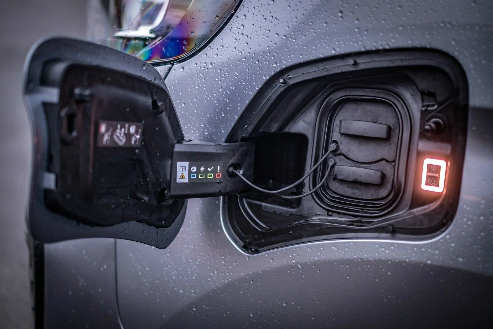 Hat den Saft: Der e-Expert trinkt seine Elektronen am liebsten aus der Schnellladestation. In 45 Minuten sind 80 Prozent geladen.