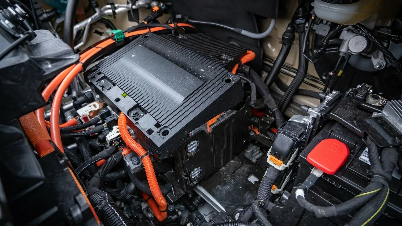 Massenprodukt: Tief im Motorraum befindet sich PSAs selbst entwickelter E-Motor, der in vielen Modellen des Konzerns verwendet wird.