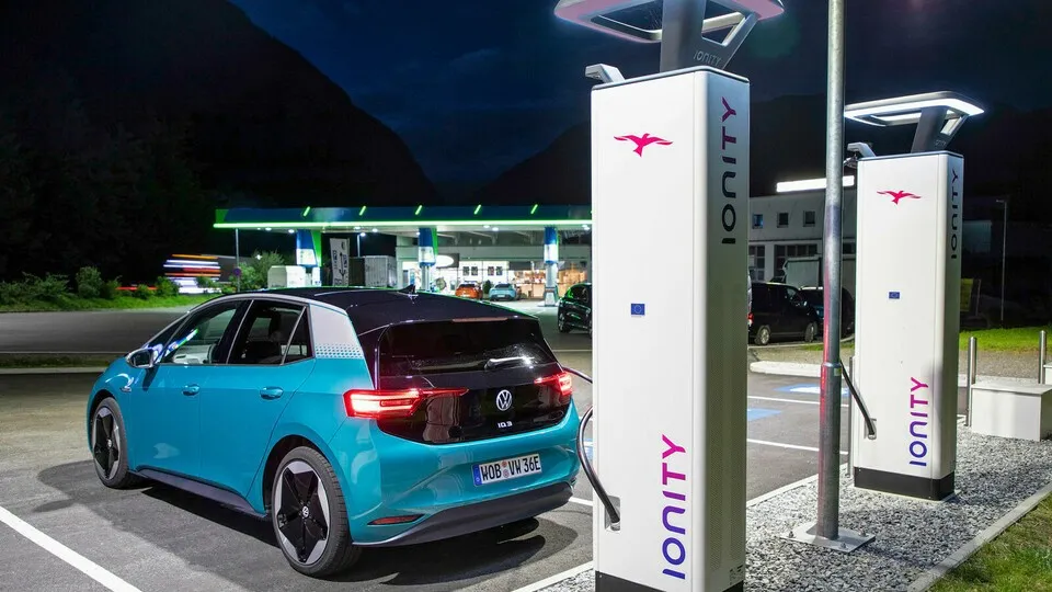 Ab Mitte das Jahres schaltet Volkswagen seine E-Autos für Plug & Charge frei. So erkennen Ladesäulen das Fahrzeug automatisch.