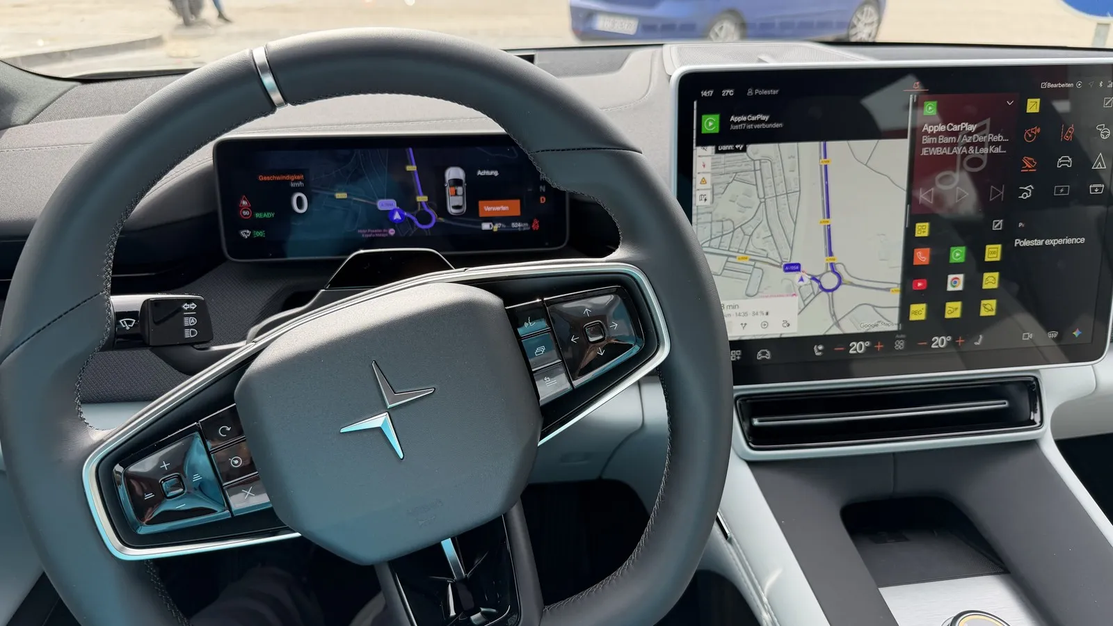 Das Cockpit des Polestar 4 SUV aus der Fahrerperspektive.