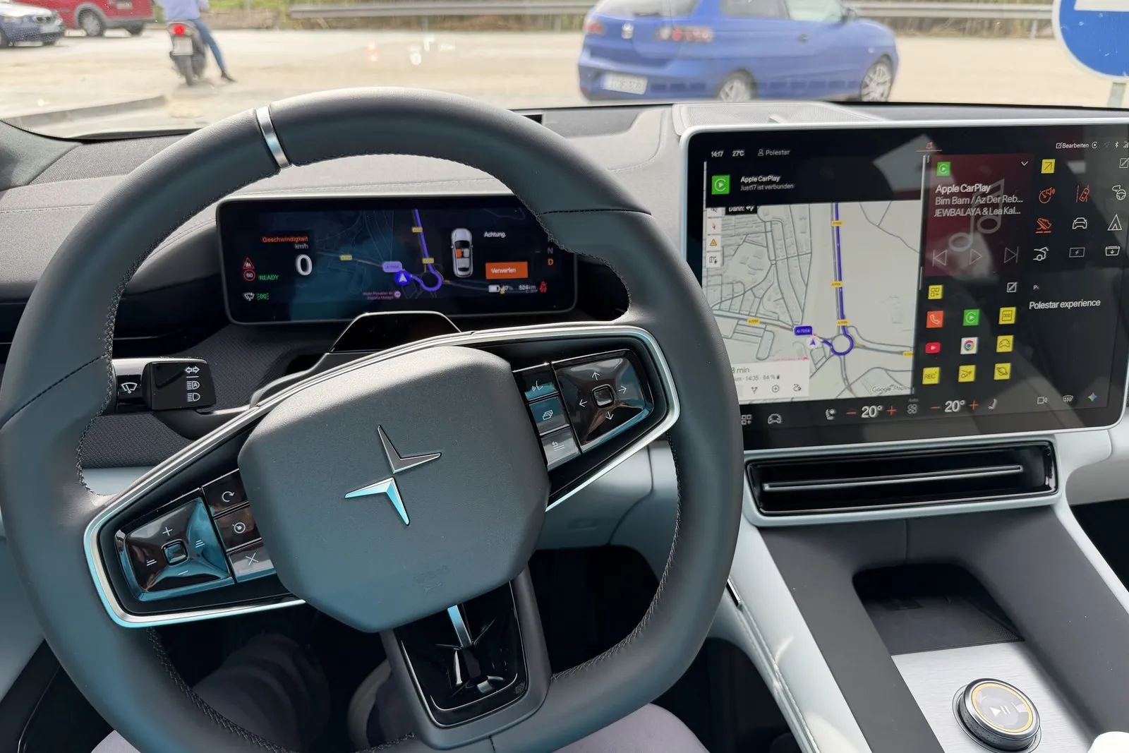 Das Cockpit des Polestar 4 SUV aus der Fahrerperspektive.