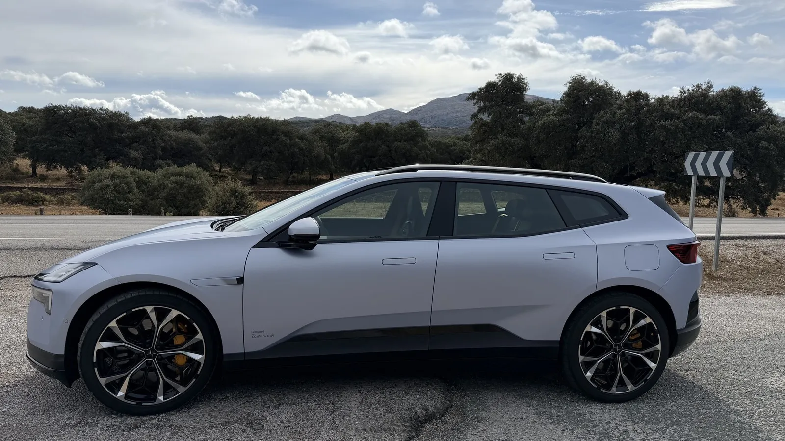 Der 4,84 Meter lange Polestar 4 SUV wird von der Seite stehend gezeigt.