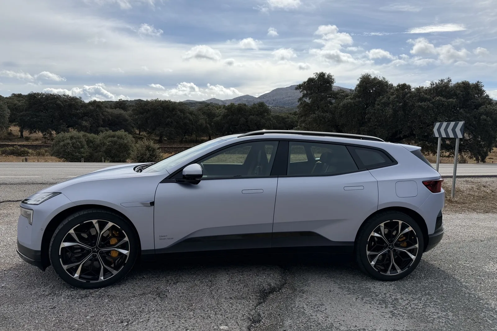 Der 4,84 Meter lange Polestar 4 SUV wird von der Seite stehend gezeigt.