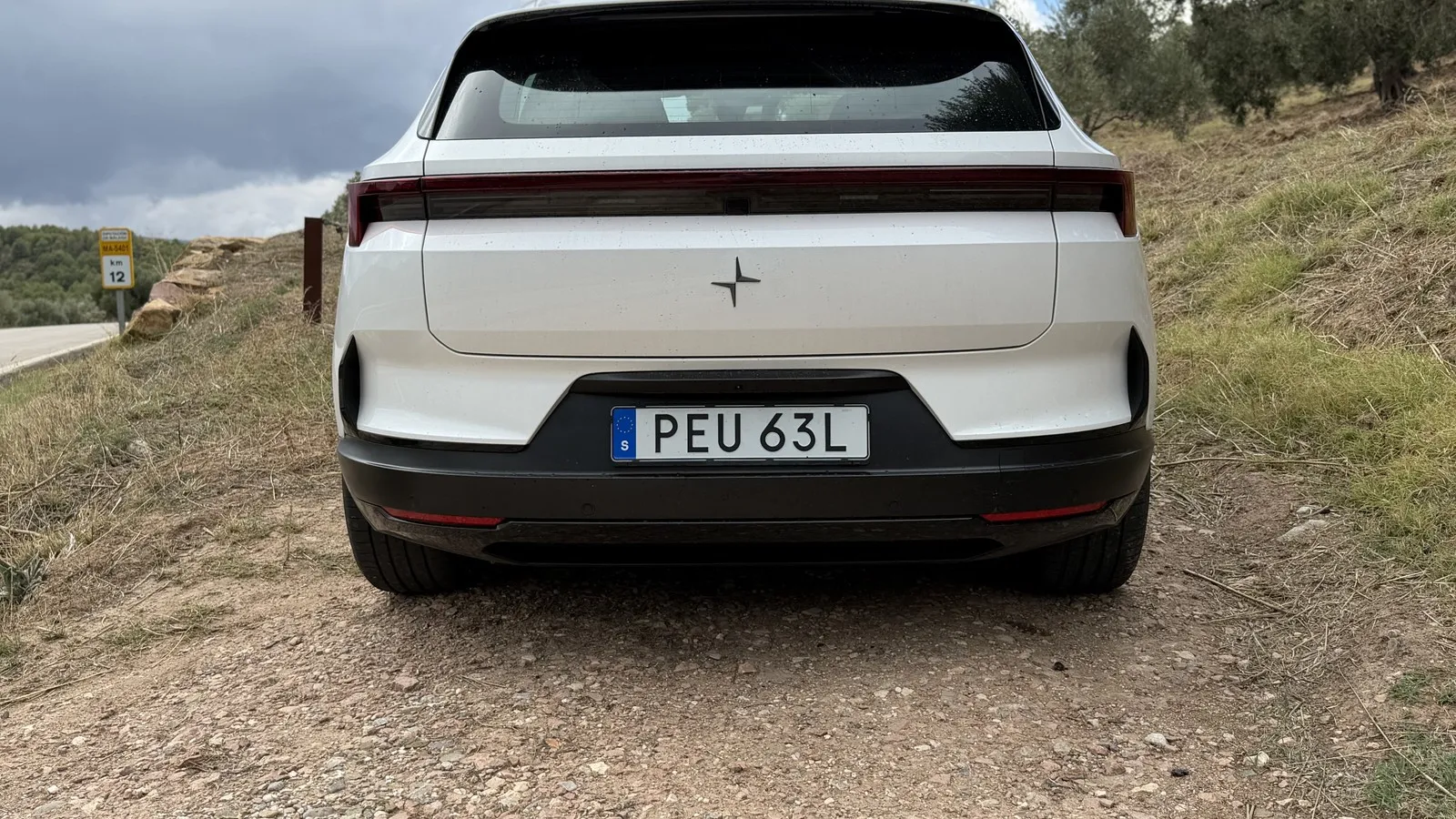 Der Polestar 4 SUV von hinten.
