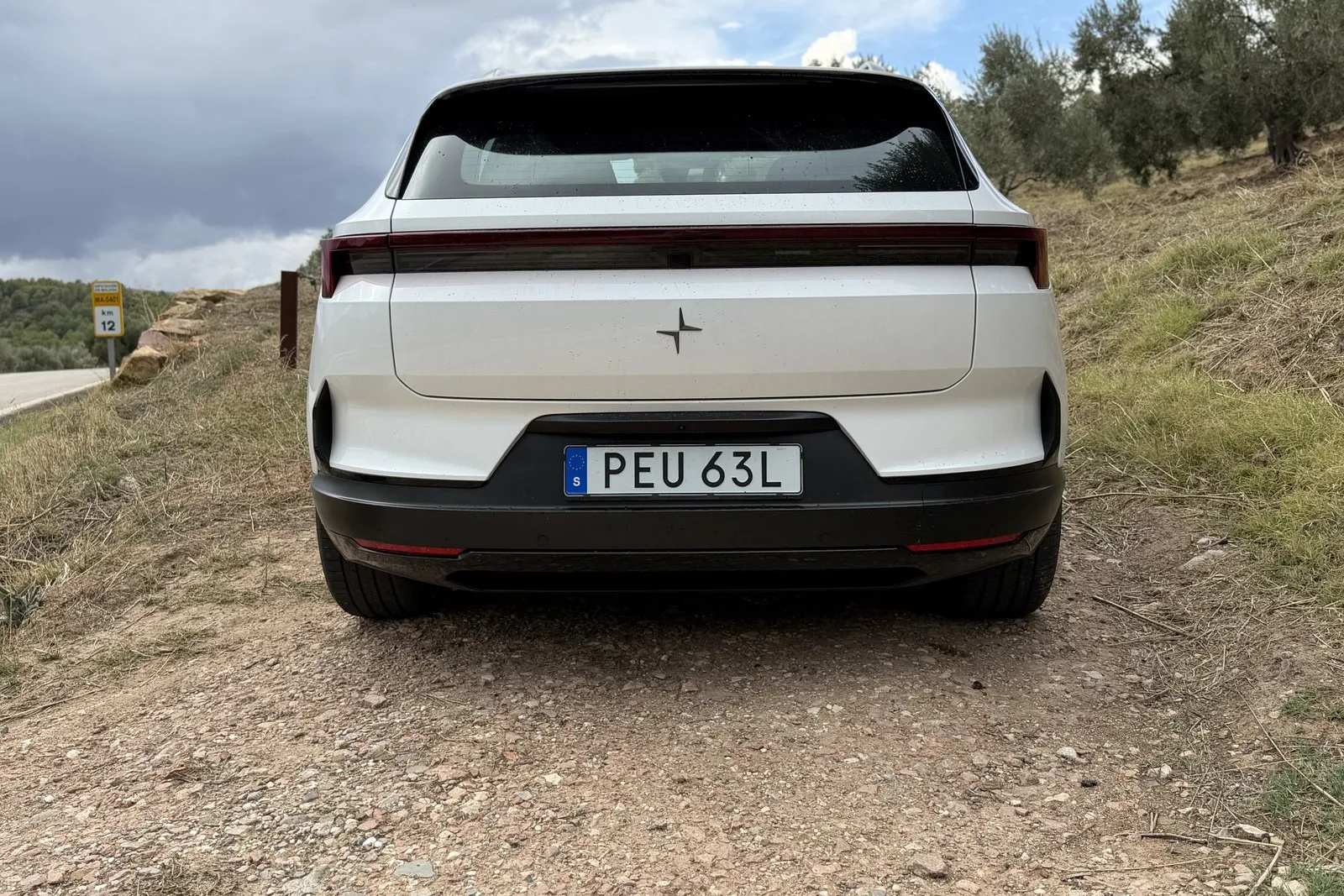 Der Polestar 4 SUV von hinten.