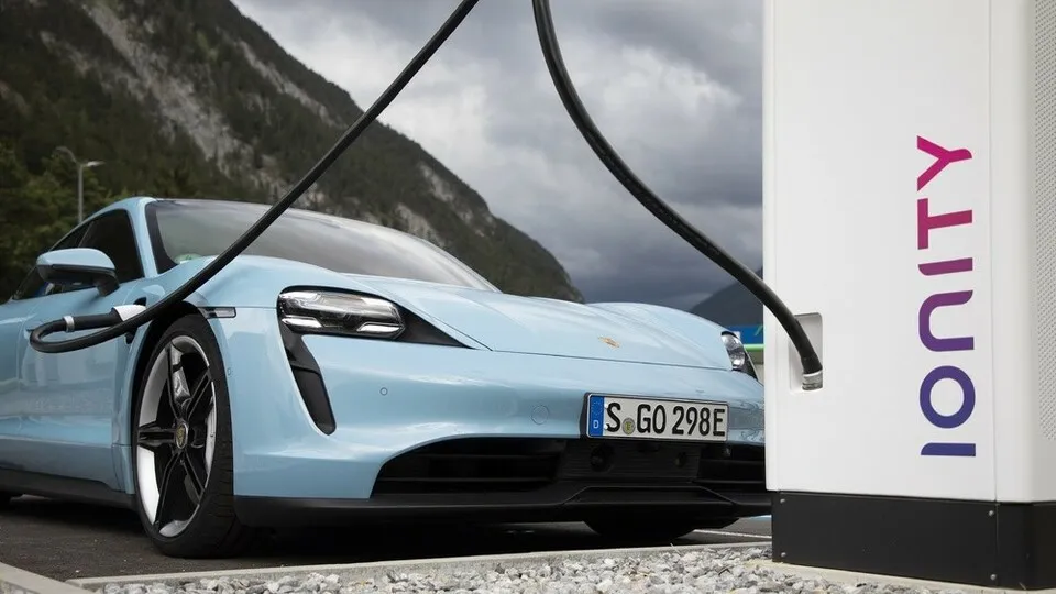 E-Autos sind laut ADAC nach spätestens 60.000 Kilometern im Klimavorteil gegenüber Verbrennern.