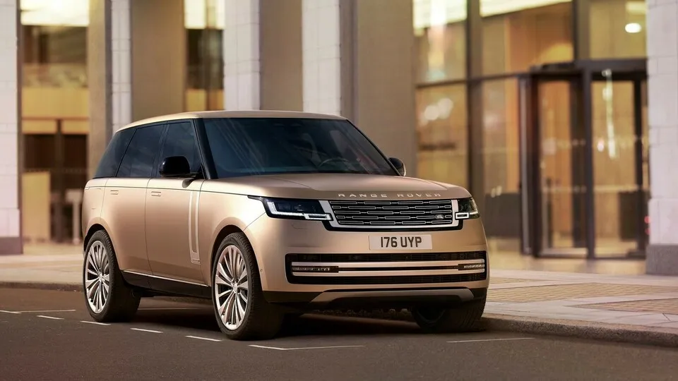 Moderner Klassiker: Der Range Rover nimmt trotz geglättetem Teint keine neue Persönlichkeit an, sondern modernisiert sich.