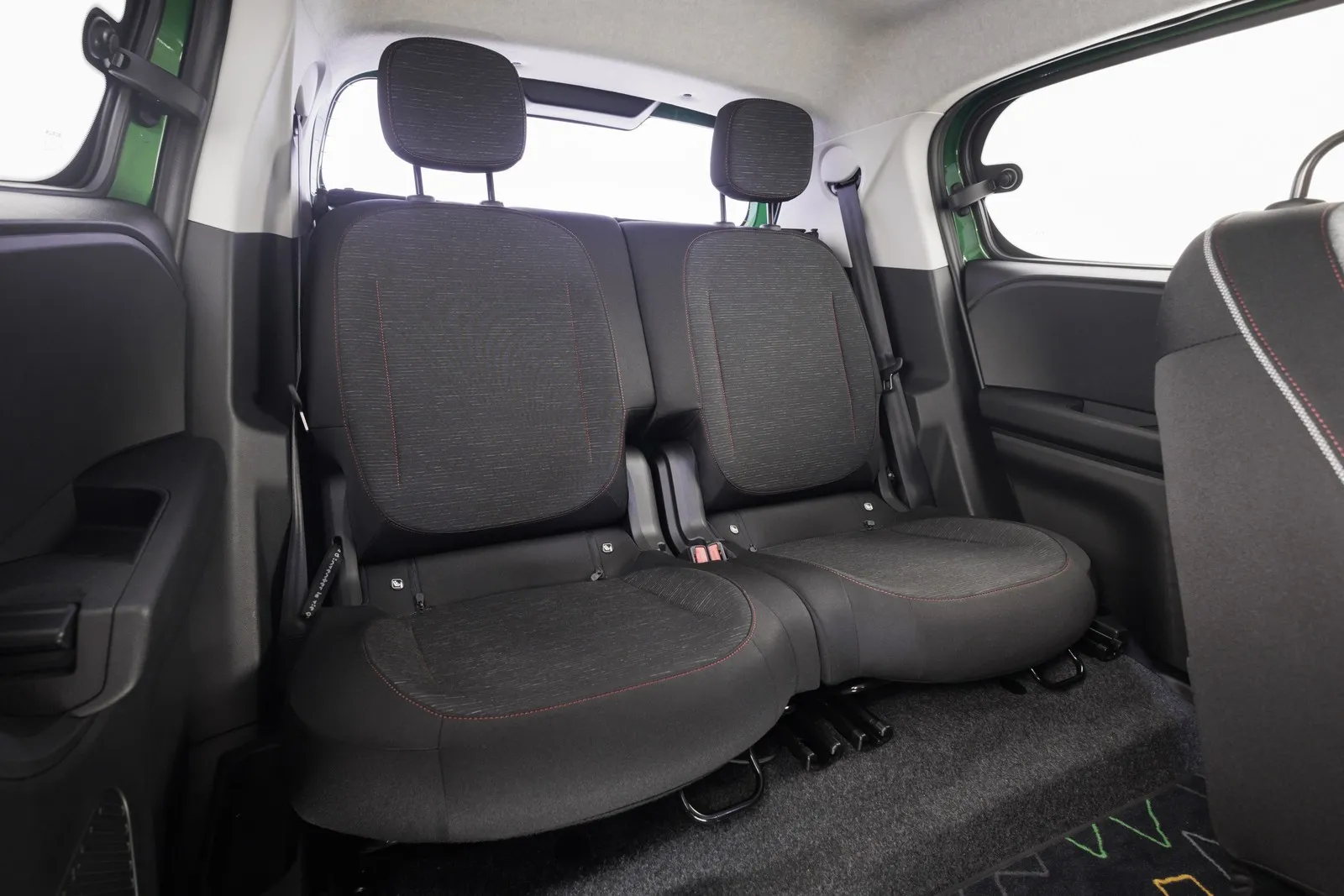 Rücksitzbank des Renault Twingo Electric mit zwei einzeln verschiebbaren Rücksitzen.