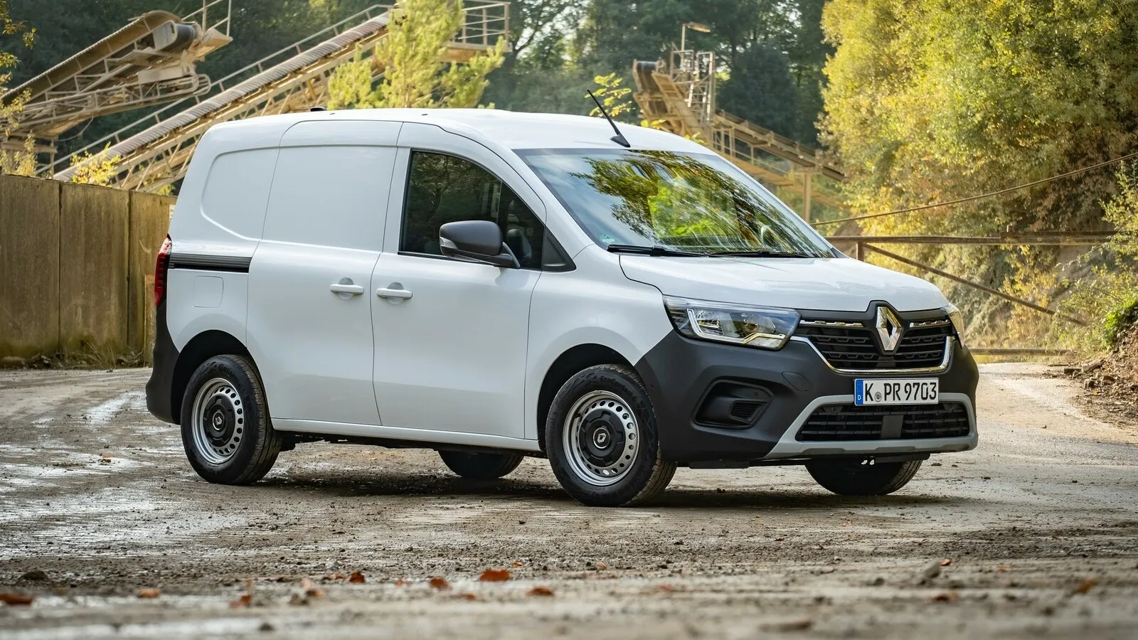 Insgesamt macht der Kangoo im Test eine guter Figur. Mit 17.450 Euro ist er recht günstig zu bekommen und kann, was ein Kleintransporter können muss. Dazu stellt sein „Open Sesame“ an der Seite eine einzigartige Zusatzausstattung mit hohem Nutzwert dar.