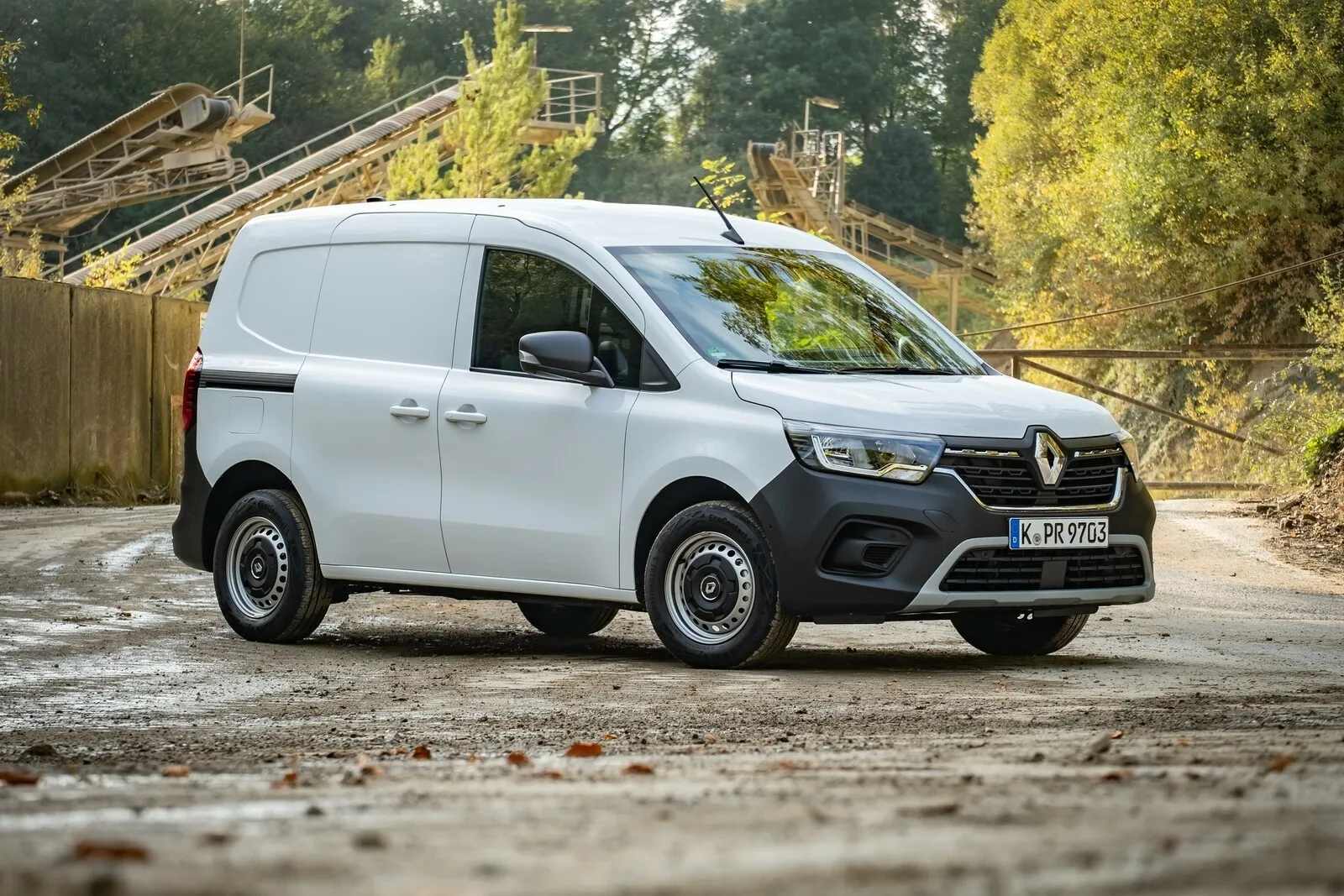 Insgesamt macht der Kangoo im Test eine guter Figur. Mit 17.450 Euro ist er recht günstig zu bekommen und kann, was ein Kleintransporter können muss. Dazu stellt sein „Open Sesame“ an der Seite eine einzigartige Zusatzausstattung mit hohem Nutzwert dar.