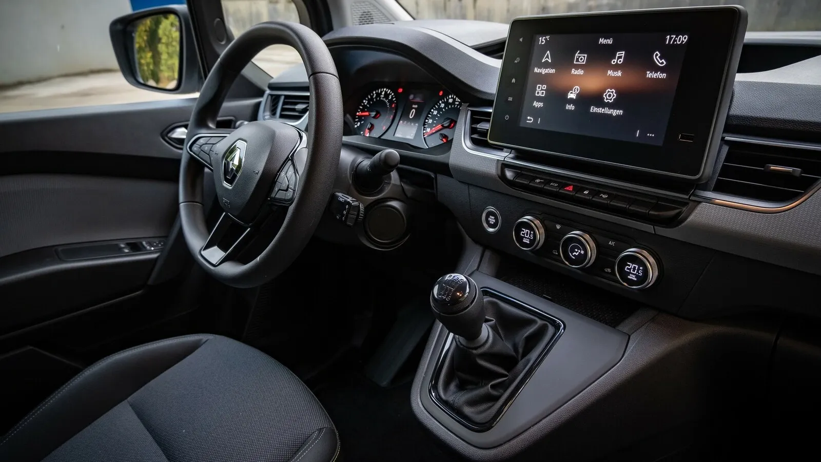 Alltagstaugliche Moderne: Mit Tasten und Reglern statt berührungsempfindlicher Oberflächen fährt es sich im Arbeitsalltag simpel und sorglos. Große Klassensprünge wie beim VW Caddy bleiben aus.