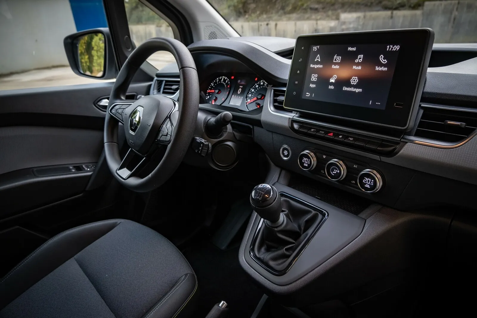 Alltagstaugliche Moderne: Mit Tasten und Reglern statt berührungsempfindlicher Oberflächen fährt es sich im Arbeitsalltag simpel und sorglos. Große Klassensprünge wie beim VW Caddy bleiben aus.
