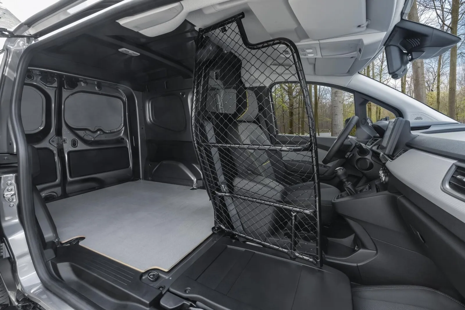 Durch die Verbindung von Fahrgastzelle und Laderaum sind im Kangoo Rapid längliche Gegenstände oder gar verschiebbare Einbauten für den Service kein Problem.