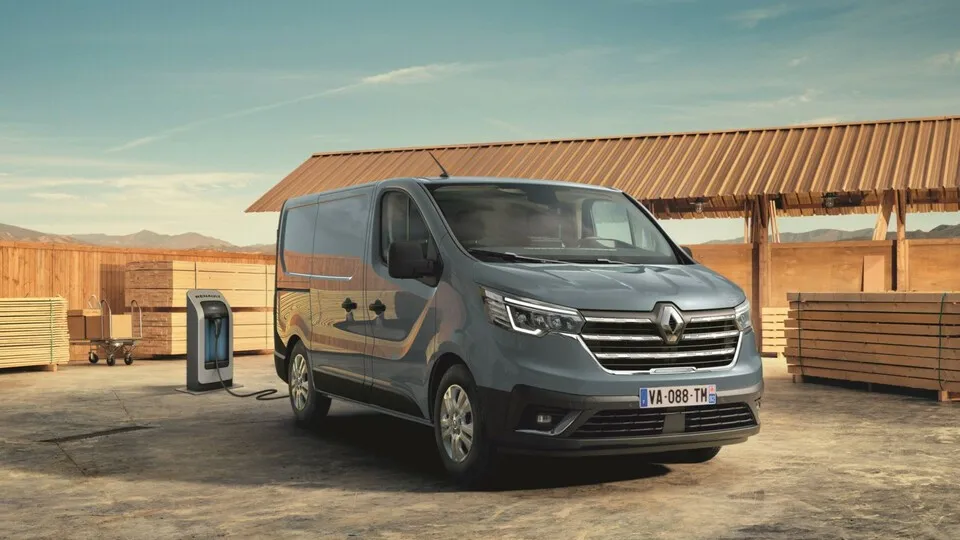 Mit dem Trafic E-Tech hat Renault einen beliebten Transporter seiner Marke elektrifiziert.