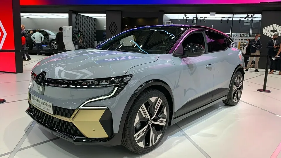 Mit 4,21 Meter baut der elektrische Renault Mégane für einen Kompakten ziemlich kompakt.