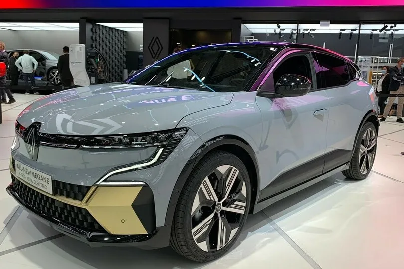 Mit 4,21 Meter baut der elektrische Renault Mégane für einen Kompakten ziemlich kompakt.