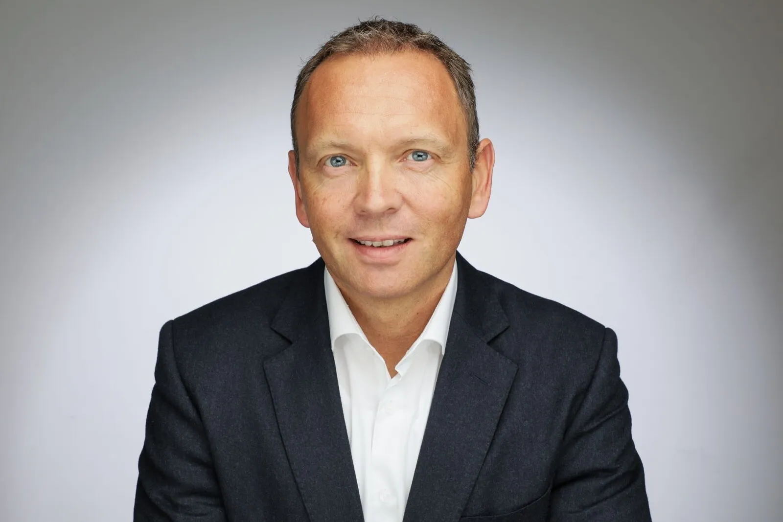 Roland Meyer, Geschäftsführer von Lease Plan Deutschland: „-       Mobilitätslösungen müssen immer flexibler sein. Immer mehr Menschen entscheiden sich dafür, nicht mehr Besitz anzuhäufen, sondern mehr Flexibilität und Bequemlichkeit zu wählen.“