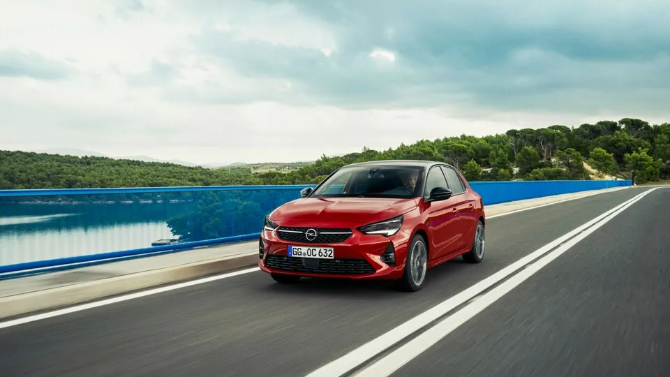 Rückruf bei Opel und Peugeot: Lenksystem-Probleme betreffen über 100.000 Fahrzeuge weltweit. Sicherheitscheck jetzt durchführen lassen!