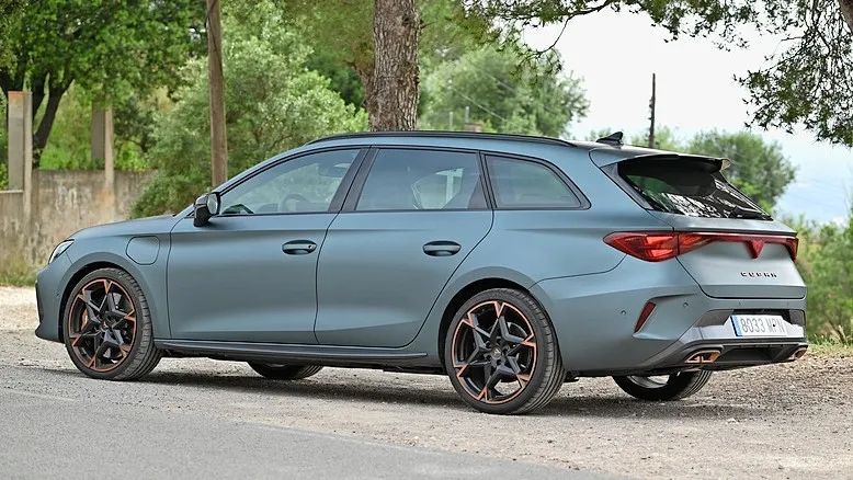 Nicht nur vorne auch am Heck ist der Leon ST als Cupra nicht mehr mit dem Seat-Modell zu verwechseln: Die Heckleuchten ebenfalls im Dreiecksdesign und das nun leuchtend integrierte Cupra-Logo sorgen dafür.