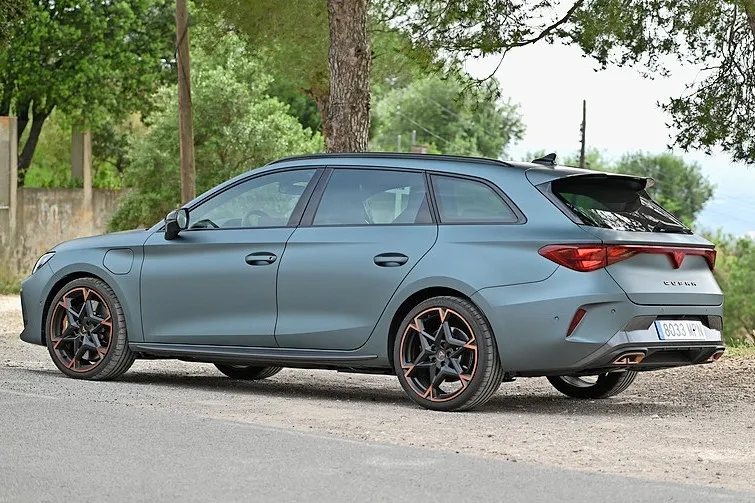 Nicht nur vorne auch am Heck ist der Leon ST als Cupra nicht mehr mit dem Seat-Modell zu verwechseln: Die Heckleuchten ebenfalls im Dreiecksdesign und das nun leuchtend integrierte Cupra-Logo sorgen dafür.