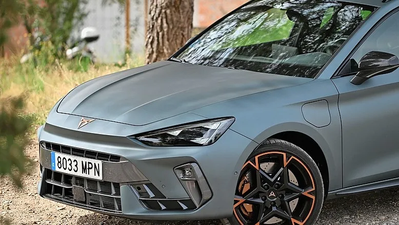 Sportlich-Markant, schon aggressiv ist die Cupra-Front des neuen Leon geworden.