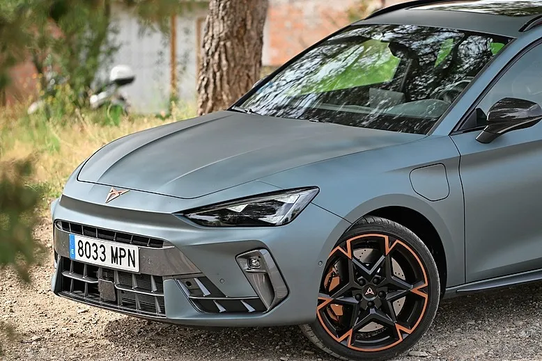 Sportlich-Markant, schon aggressiv ist die Cupra-Front des neuen Leon geworden.
