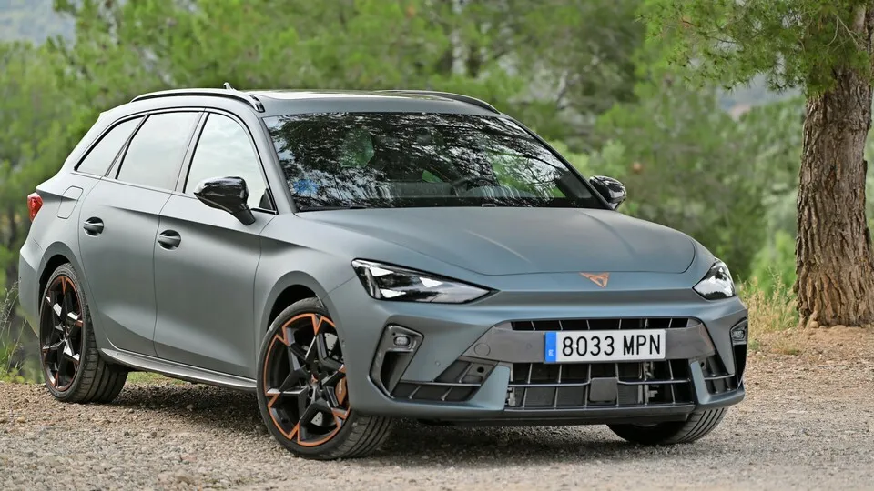 Ein Facelift, das seines Gleichen sucht. So intensiv überarbeitet kaum ein Hersteller ein Fahrzeug im Rahmen einer Modellpflege, wie es Cupra mit dem Leon gemacht hat. Der Sportstourer (Kombi) hat das von Dreiecken geprägte neue Cupra-Design übernommen.