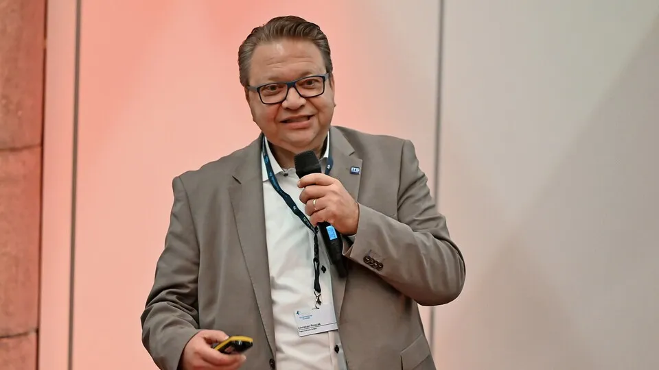 Christian Roszak, Vizepräsident des ITS Germany e.V. bei einem Vortrag auf der Nakobemo zum KI-Projekt AIAMO.