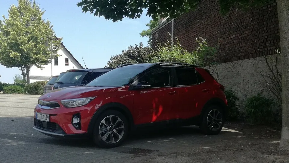 Schattenparker zu sein ist im Sommer hilfreich, um heißen Temperaturen im Fahrzeug zu entgehen.