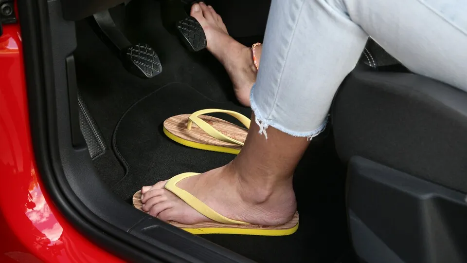 Je heißer es wird, desto knapper das Schuhwerk. Im Auto sollte auf Flip-Flops verzichtet werden, mit festen Schuhen fährt es sich sicherer.