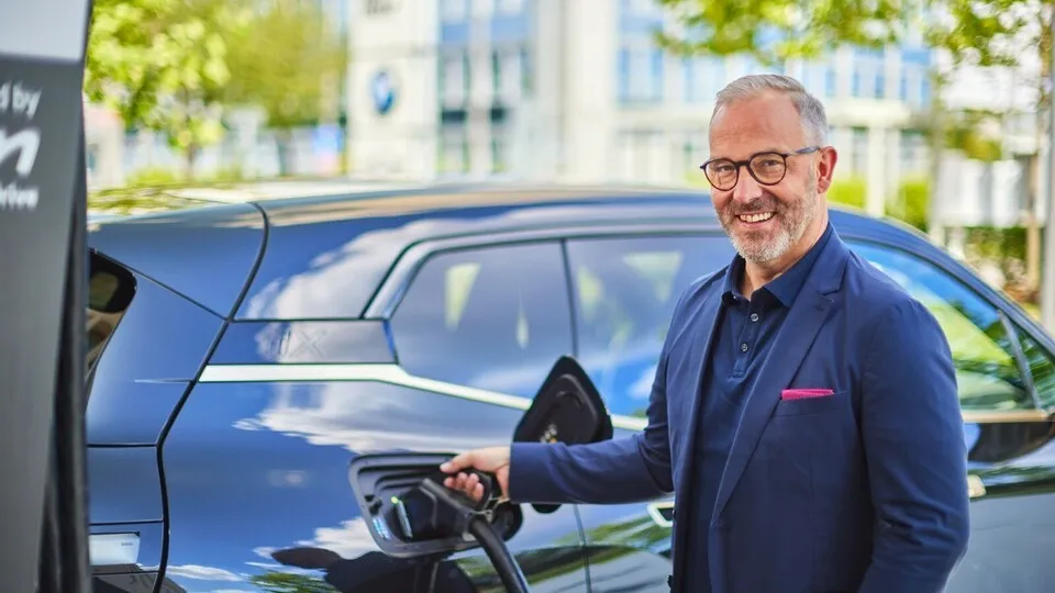 Thomas Schweiger, Leiter Versicherungen, Schadenmanagement bei Alphabet erklärt im Gespräch mit bfp FUHRPARK & MANAGEMENT