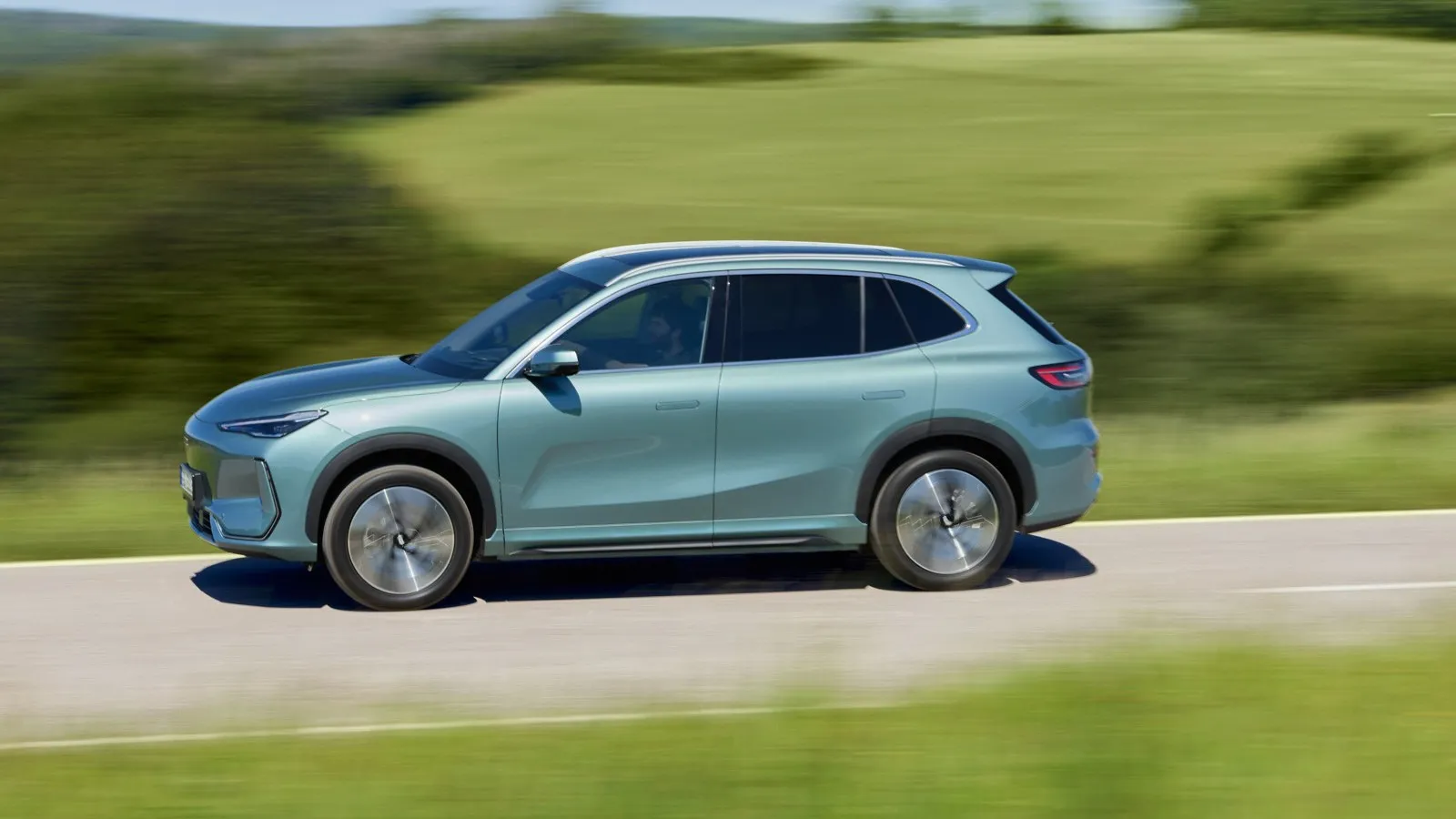 Langer Radstand und kurze Überhänge prägen die Seitenansicht des vollelektrischen Geely E5.