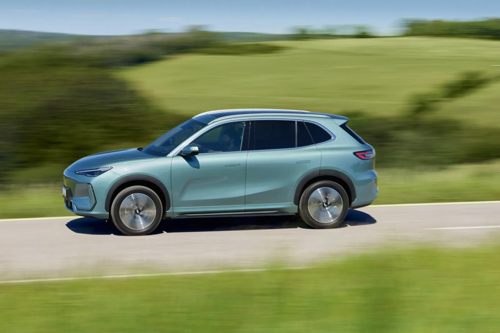 Langer Radstand und kurze Überhänge prägen die Seitenansicht des vollelektrischen Geely E5.