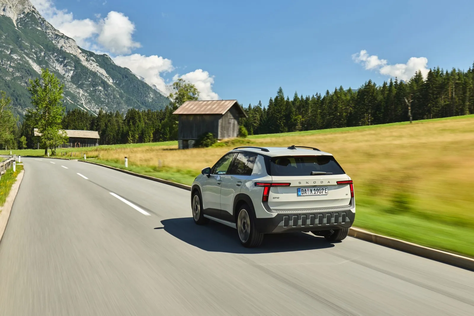 Die T-förmige Lichtgrafik prägt auch das Heck des Skoda Epiq und sorgt für einen markanten Auftritt.