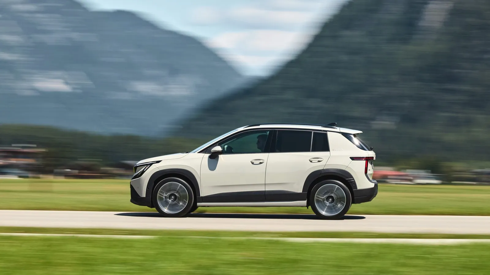 Große Radhäuser und eine hohe Schulterlinie prägen die Seitenansicht des viertürigen Skoda Epiq.