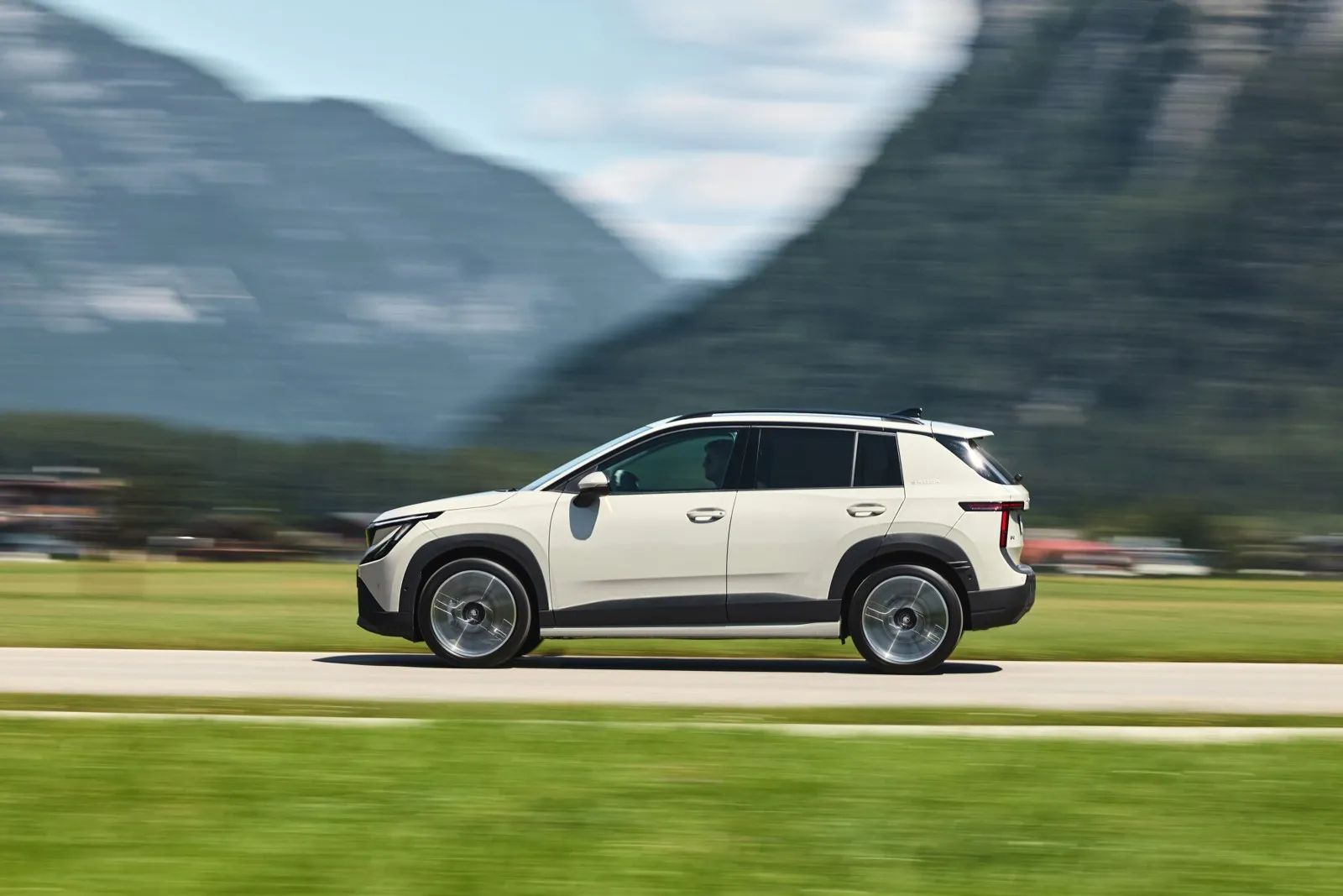Große Radhäuser und eine hohe Schulterlinie prägen die Seitenansicht des viertürigen Skoda Epiq.