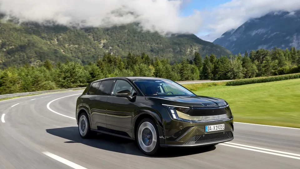 Der Skoda Peaq ist das neue Elektro-Flaggschiff der Marke und bietet viel Platz für Passagiere und Gepäck.