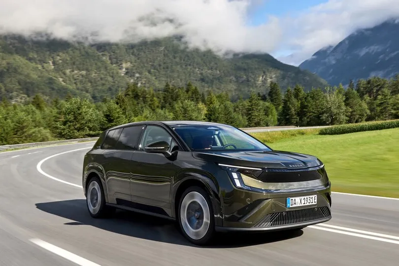 Der Skoda Peaq ist das neue Elektro-Flaggschiff der Marke und bietet viel Platz für Passagiere und Gepäck.