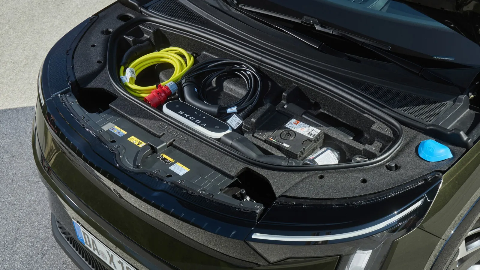 Der Frunk unter der vorderen Haube reicht über die gesamten Fahrzeugbreite und fasst 37 Liter.