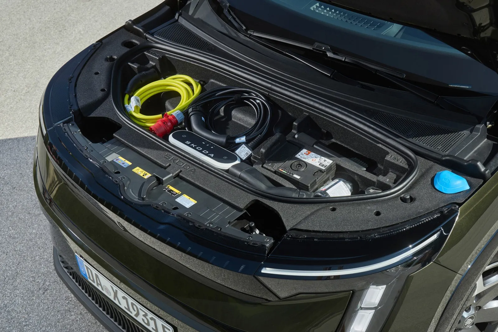 Der Frunk unter der vorderen Haube reicht über die gesamten Fahrzeugbreite und fasst 37 Liter.