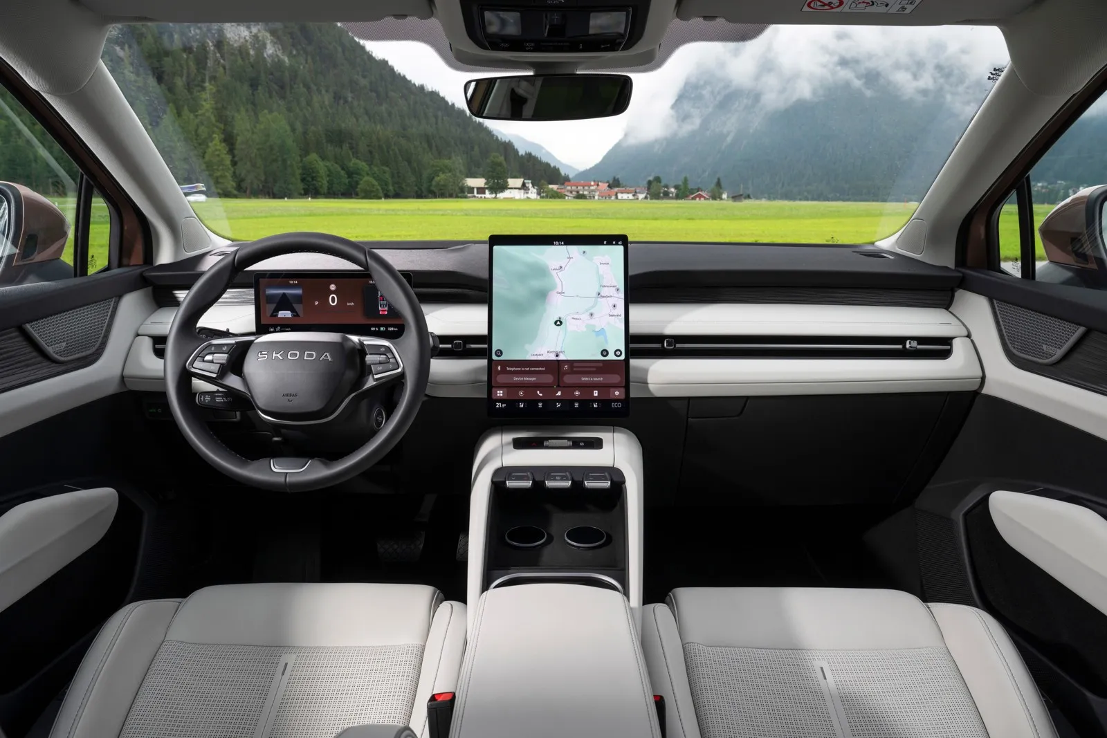 Erstmals ist in einem Skoda das Infotainment-Touch-Display vertikal ausgerichtet. Es gibt aber eine Reihe von Schaltern und eine Walze zur Lautstärkeregelung.