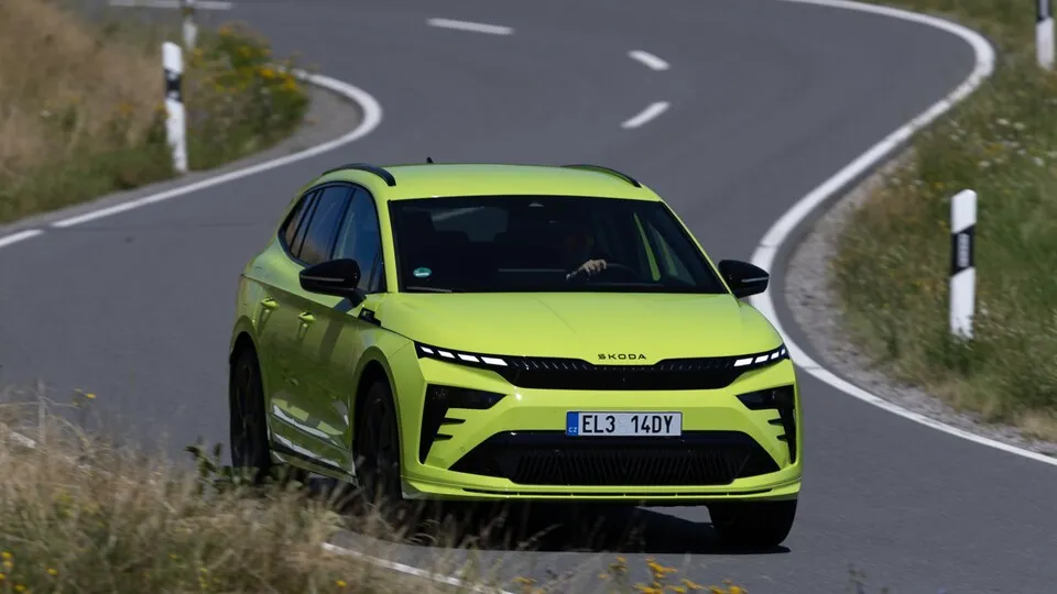 Der Skoda Enyaq RS SUV überzeugt auch durch seine gute Kurvenlage.