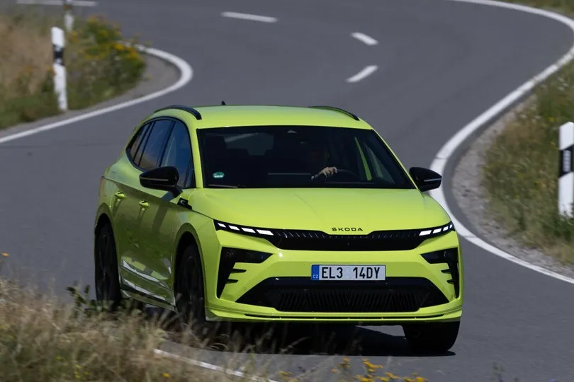 Der Skoda Enyaq RS SUV überzeugt auch durch seine gute Kurvenlage.
