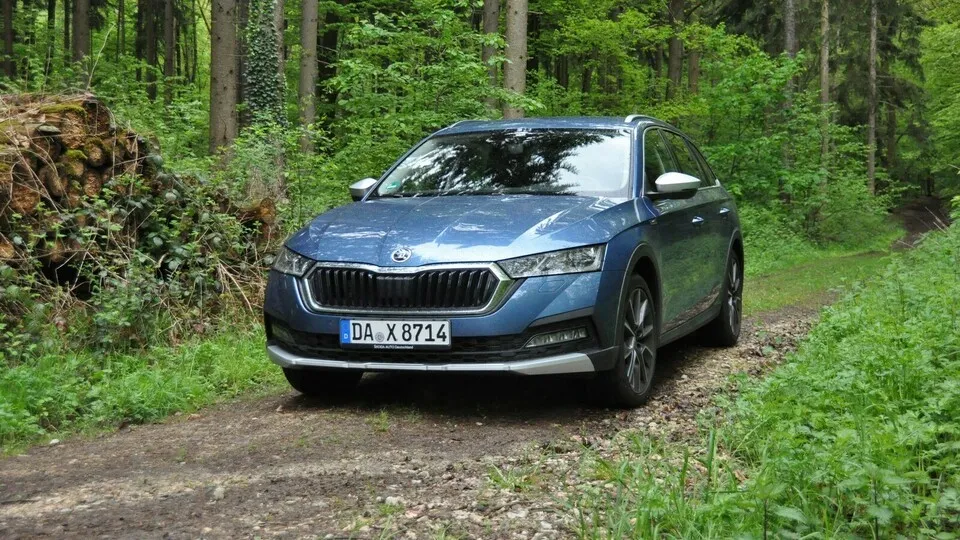 Der Skoda Octavia Combi Scout kann auch schlechte Wege. Die um 15 Millimeter erhöhte Bodenfreiheit soll das Befahren von Waldwegen erleichtern.