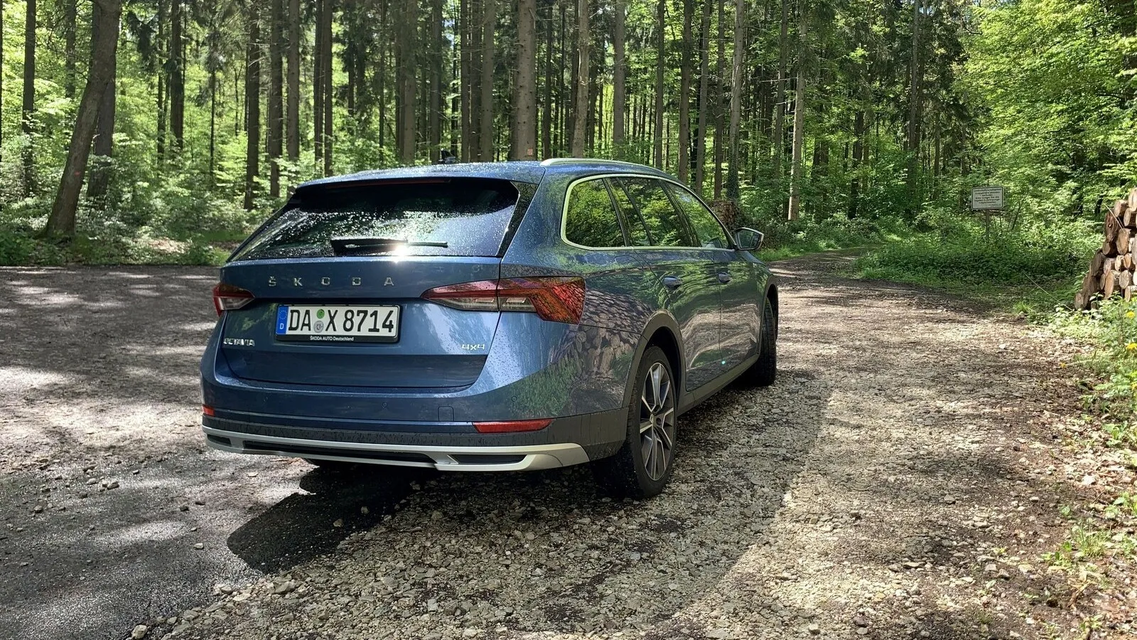 Das Offroad-Design fällt eher elegant als rustikal aus. Es gibt schmale Kunststoff-Planken an den Radhäusern…