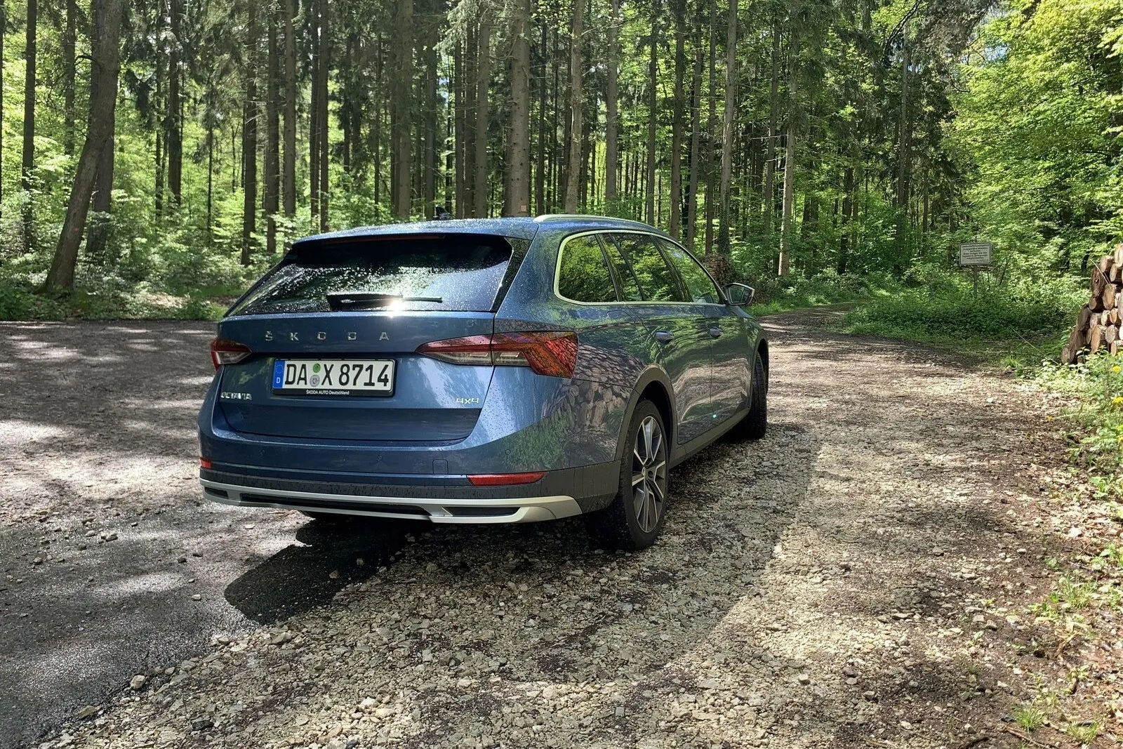Das Offroad-Design fällt eher elegant als rustikal aus. Es gibt schmale Kunststoff-Planken an den Radhäusern…